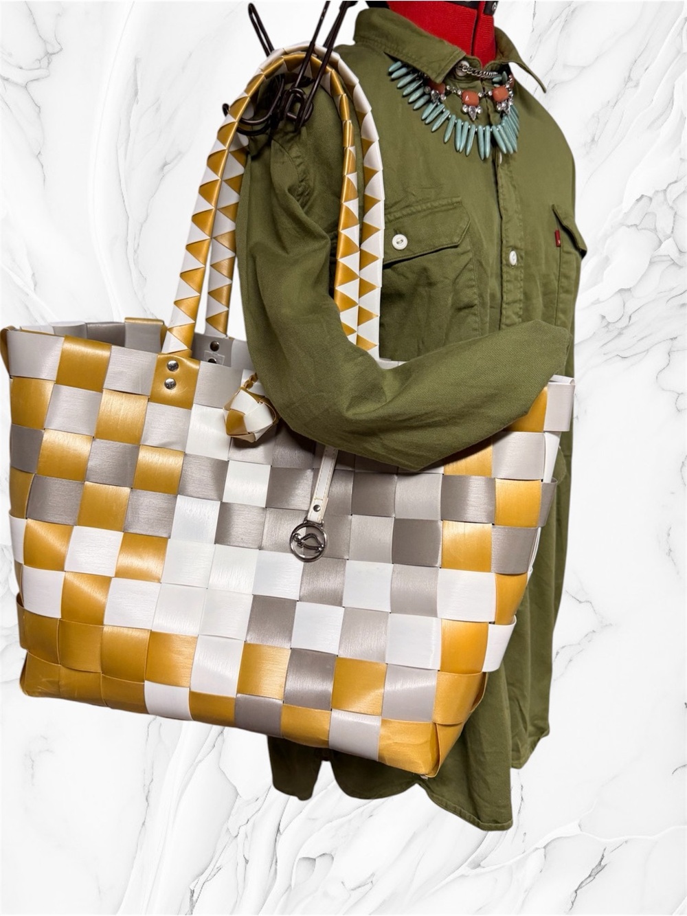 Carpisa tote bag woven plastic construction structured gold white silver